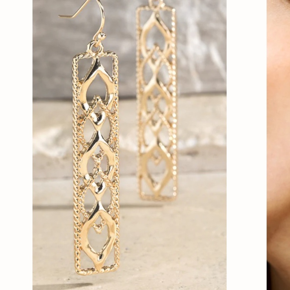 Textured Medal Earrings 🚨 LOW STOCK